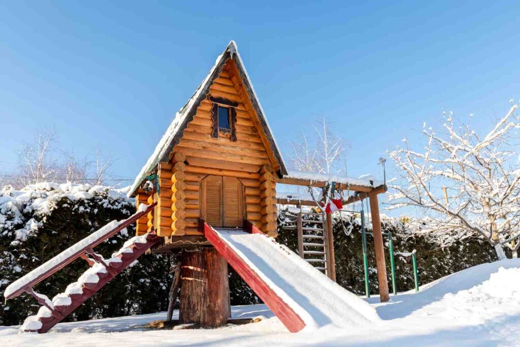 cabane avec toboggan, cabane en bois pour enfant