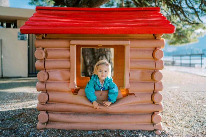 cabane en bois pour enfant, cabane en bois enfant, cabane enfant bois, construction cabane enfant, jeux extérieurs, sécurité cabane enfant,