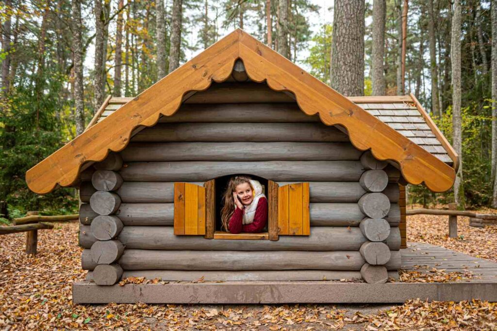 maisonnette au sol, cabane en bois pour enfant