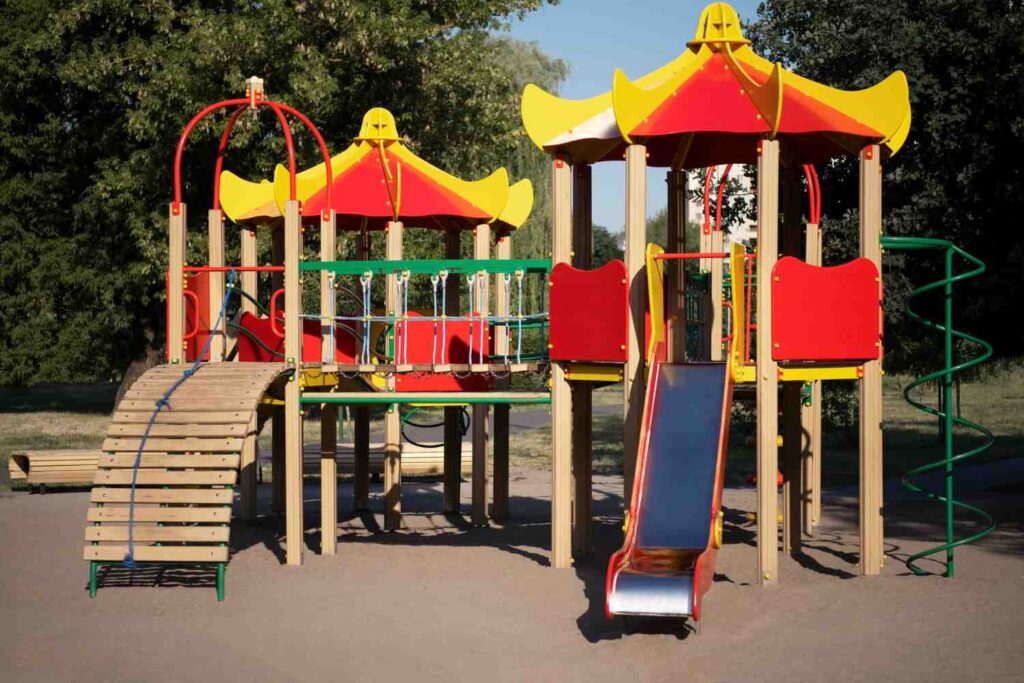 Jeux extérieur en bois - cabane avec toboggan